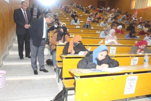 تواصل امتحانات الفصل الدراسي الأول بحقوق وتجارة جنوب الوادي