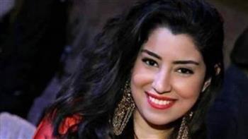 بالفيديو|| ايتن عامر تفاجىء جمهورها بجمال صوتها في أولى كليباتها الغنائية "بناقص"
