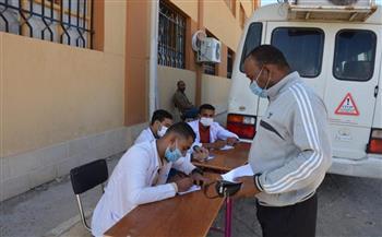 كلية الطب بالوادى الجديد تنظم قافلة طبية إلى مركز الخارجة