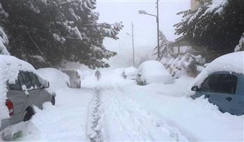   الثلوج تتسبب فى قطع الطرق.. والحماية المدنية التونسية تتدخل لإنقاذ السيارات العالقة