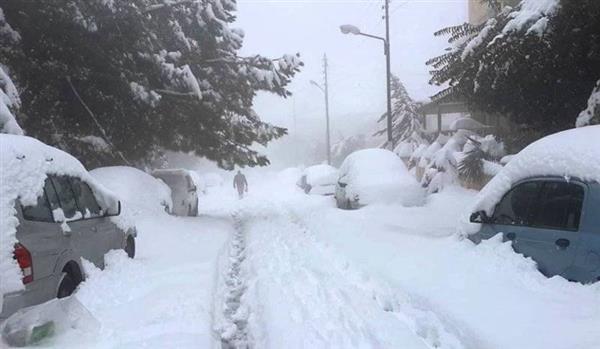 الثلوج تتسبب فى قطع الطرق.. والحماية المدنية التونسية تتدخل لإنقاذ السيارات العالقة