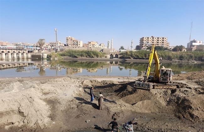 محافظ أسيوط يشدد على تكثيف أعمال الصيانة والتطهير للترع بالسدة الشتوية 