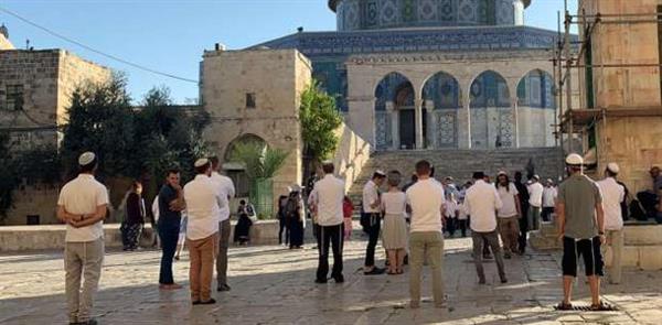 عشرات المُستوطنين يقتحمون باحات المسجد الأقصى تحت حماية شرطة الاحتلال الإسرائيلي