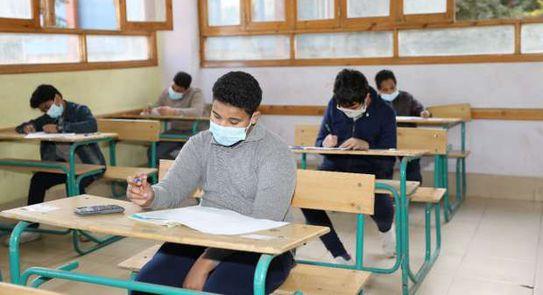 طلاب الصفين الخامِس والسادِس يؤدون امتحان اللغة العربية بالجيزة