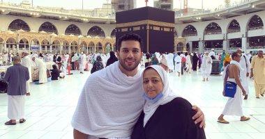 حسن الرداد يحيى الذكرى السنوية الأولى لوفاة والدته
