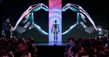   إيلون ماسك يعرض الروبوت الشهير "أوبتيموس" الشبيه بالإنسان