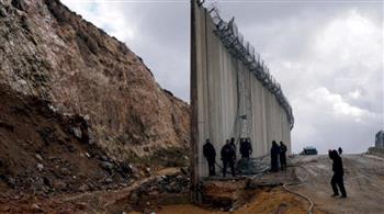   شبان فلسطينيون غاضبون يحفرون «فتحة» بالجدار العازل في العيزرية بالقدس المحتلة