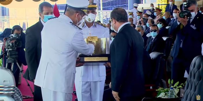 رئيس أكاديمية الشرطة يقدم هدية تذكارية للرئيس السيسي خلال حفل تخريج دفعة جديدة للطلاب