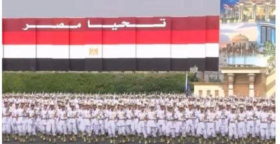 الرئيس السيسي يشهد العرض العسكري للخريجين الجدد بعلم مصر