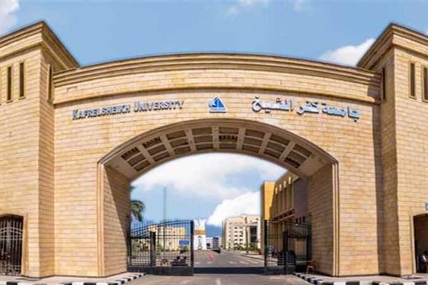رئيس جامعة كفر الشيخ يوجه بضرورة توعية الطلاب بخطورة الأخبار الكاذبة والشائعات