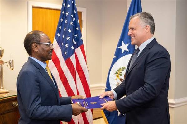 سفير السودان الجديد بواشنطن يقدم أوراق اعتماده للرئيس الأمريكي