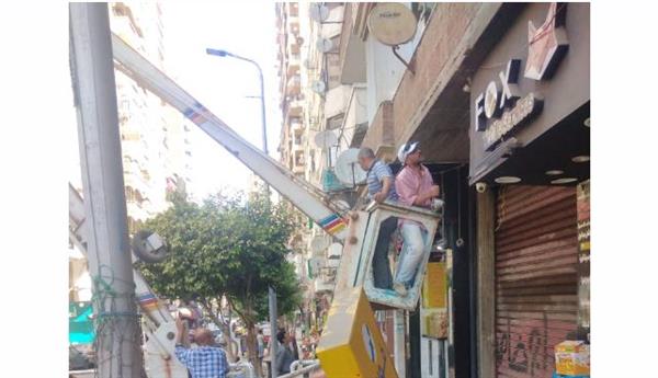 استمرار الحملات المكبرة لإزالة الإعلانات المخالفة والإشغالات بأحياء الإسكندرية