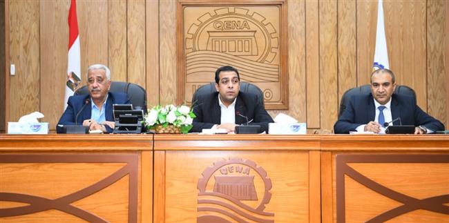 نائب محافظ قنا يتابع ملف التقنين وتنمية الموارد المحلية والمحال العامة