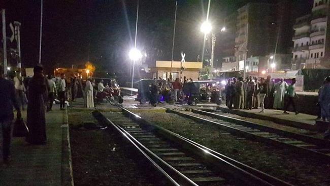 بينهم طفل.. مصرع 4 أشخاص صدمهم قطار حال عبورهم مزلقان بسوهاج