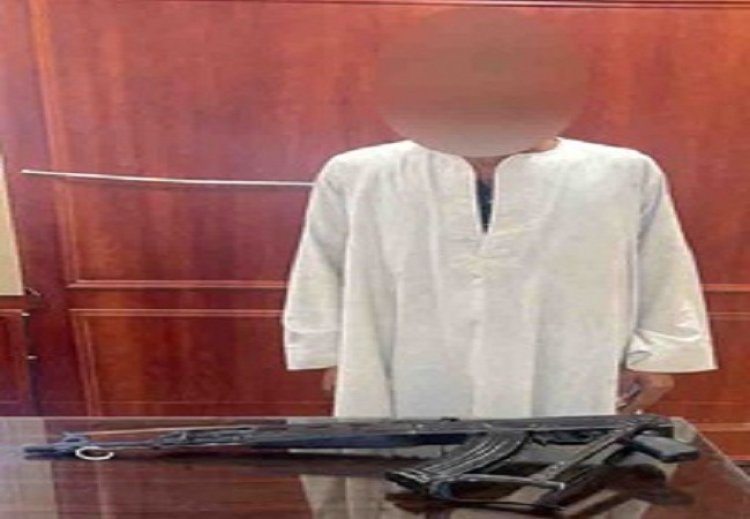 الأمن يكشف ملابسات فيديو فيس بوك يظهر خلاله أحد الأشخاص حاملاً بندقية آلية