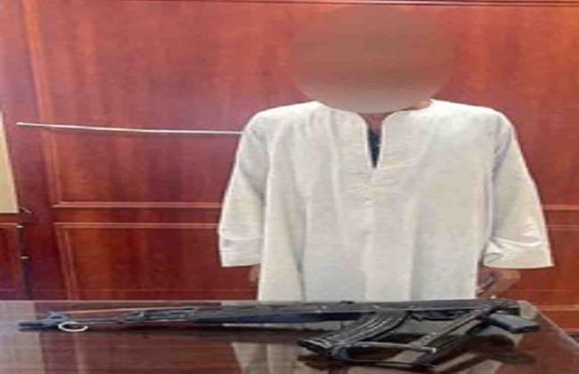 الأمن يكشف ملابسات فيديو فيس بوك يظهر خلاله أحد الأشخاص حاملاً بندقية آلية 