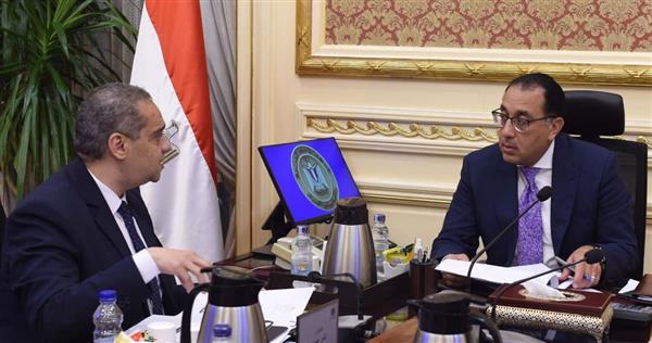 رئيس الوزراء يتابع مع رئيس هيئة الدواء المصرية ملفات العمل
