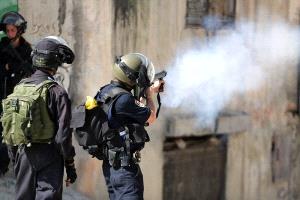   قوات الاحتلال تطلق قنابل غاز مسيلة للدموع علي طلاب المدارس الفلسطينية 
