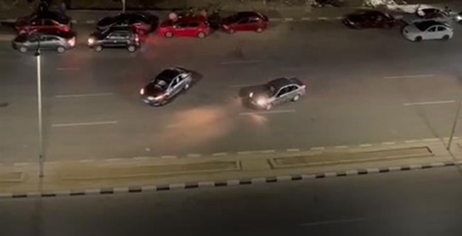 كشف ملابسات مقطع فيديو متضمناً قيام قائدى سيارتين بحركات استعراضية معرضين حياة المواطنين للخطر