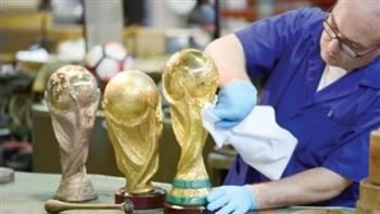  يصل وزنه لـ6 كجم.. شاهد| عمال في إيطاليا يصنعون كأس العالم