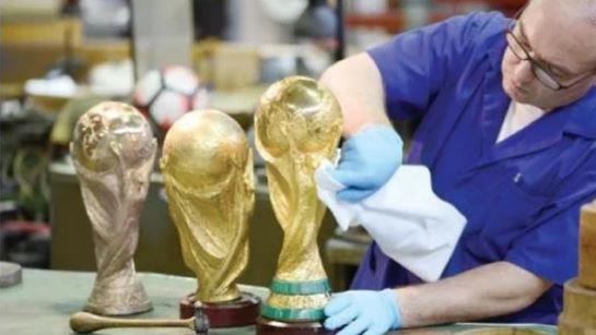 يصل وزنه لـ6 كجم.. شاهد| عمال في إيطاليا يصنعون كأس العالم