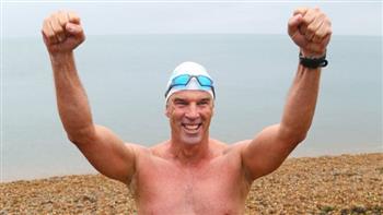   دعمًا لـ COP27 .. السباح العالمي «لويس بف» يبدأ السباحة الأولى في البحر الأحمر