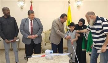 محافظ شمال سيناء يوزع العصا البيضاء على ذوى الاحتياجات الخاصة