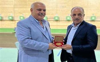 حسنى يكرم رئيس اللجنة الأولمبية الليبية والأمين العام