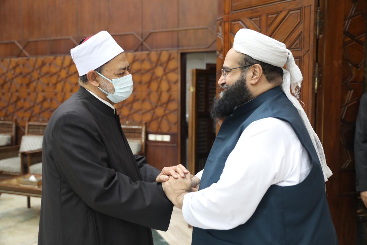 رئيس وزراء باكستان يدعو شيخ الأزهر لزيارة البلاد والإمام الأكبر يشكره على دعوته الكريمة