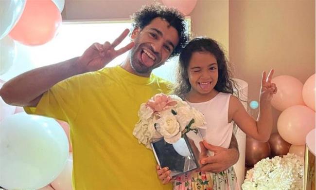 تداول صورة لـ مكة ابنة محمد صلاح أثناء «تخريط الملوخية»