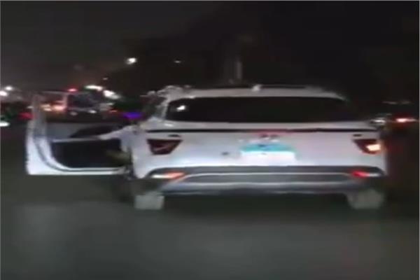 بعد سائق السويس المتهور.. شابان يفتحان أبواب سيارتهما بمصر الجديدة