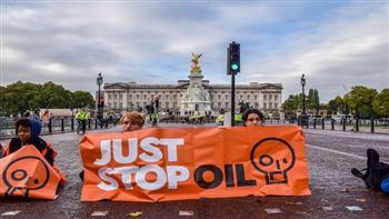 وسائل إعلام: نشطاء حركة «Just stop Oil» شوّهوا واجهة معارض«Aston Martin» لبيع السيارات