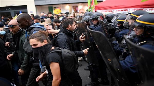 فرنسا: محتجون يهاجمون بنوكا ويشتبكون مع الشرطة في تظاهرات ضد غلاء الأسعار والطاقة