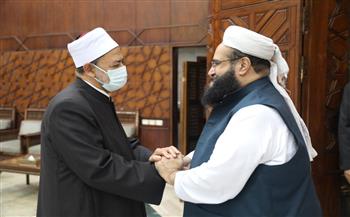   رئيس وزراء باكستان يدعو شيخ الأزهر لزيارة البلاد والإمام الأكبر يشكره على دعوته الكريمة