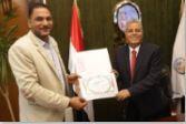 «المنظمة المصرية الدولية» تكرم رئيس جامعة جنوب الوادي