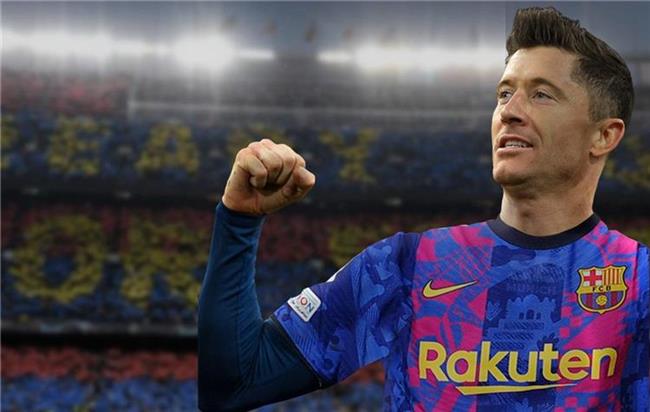 ليفاندوفسكى لاعب برشلونة يحصل على جائزة جيرد مولر لأفضل مهاجم في العالم