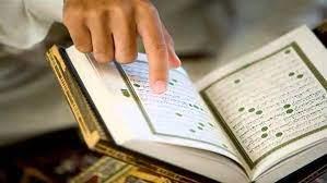   حكم قراءة القرآن وأنا نائم على الفراش؟
