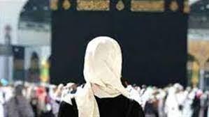 ما حكم العمرة للمرأة بطلاء الأظافر؟