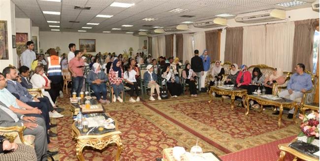 محافظ أسيوط يلتقي أكثر من 150 شاب وفتاة لمناقشة مقترحاتهم وأفكارهم 