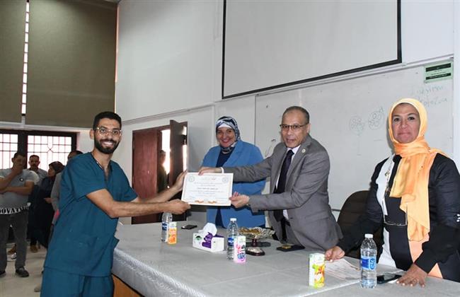 «نائب رئيس جامعة القناة» يشهد حفل تكريم الطلاب المتفوقين بكلية طب الأسنان