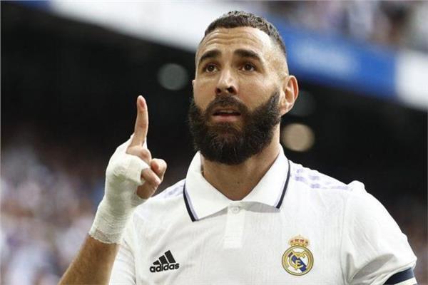 الفرنسي كريم بنزيما يتوج بجائزة الكرة الذهبية لأفضل لاعب في العالم