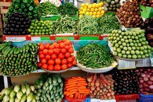   ثلاجة في سوبر ماركت تتيح الحصول على الخضروات الطازجة من مكان زراعتها