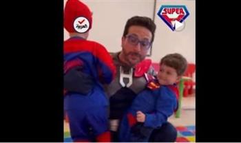   طبيب مصري يحول نفسه لبطل خارق للتخفيف عن الأطفال ..فيديو