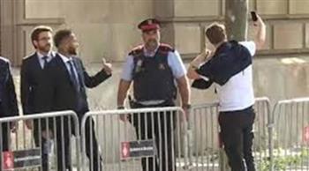 نيمار يلتقط سيلفي مع أحد معجبيه قبل جلسة محاكمته في برشلونة