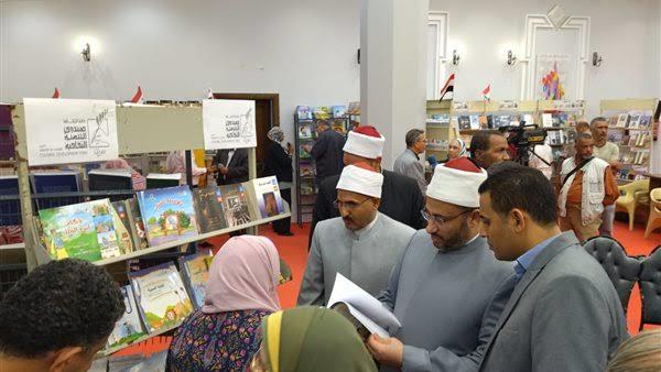 إقبال على إصدارات «البحوث الإسلامية» بمعرض المهندسين بالسويس