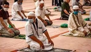 الإفتاء توضح الحالات التى يجوز فيها التحدث إلى المصلي