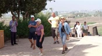 وفد سياحي متعدد الجنسيات يزور المناطق الأثرية بالمنيا