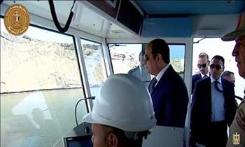  الرئيس السيسي يتفقد الكراكة البحرية "تحيا مصر"