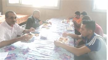   " بدوى"  يتناول وجبه الغداء مع طلاب المدن الجامعية بجامعة جنوب الوادي