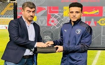 مصطفى فتحي لاعب بيراميدز يفوز بجائزة رجل المباراة أمام إنبي